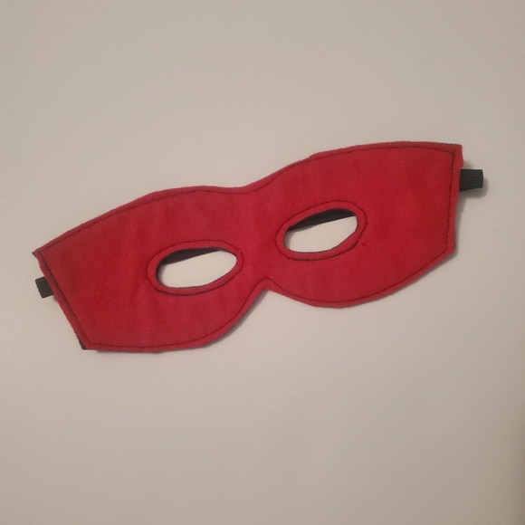 NEW Canadian Superhero Cape (and Eye Mask) for Kids - Handmade - Picture 5 of 7